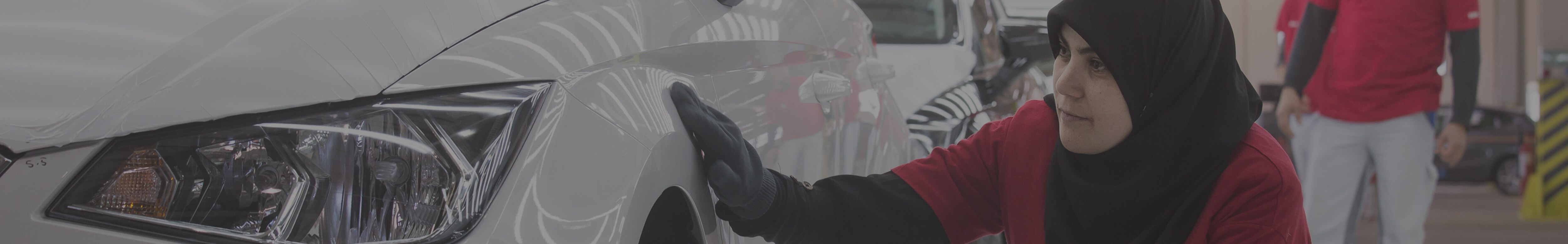 Femme opératrice travaillant sur un modèle SEAT - SEAT dirigera l'expansion du Groupe Volkswagen en Afrique du Nord
