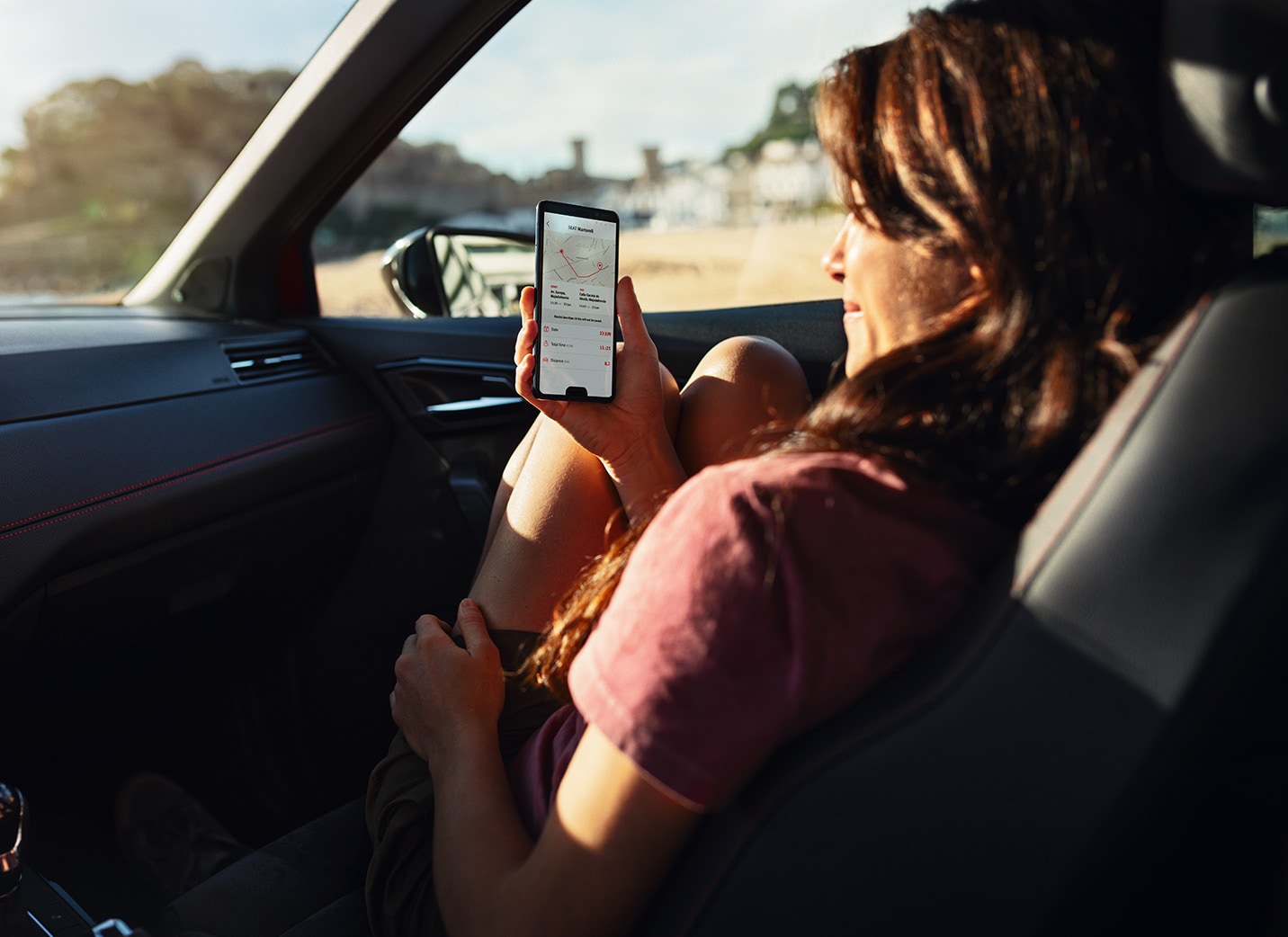 SEAT service et entretien voiture neuve - homme et femme assis à l'extérieur pendant que l'homme montre du doigt.