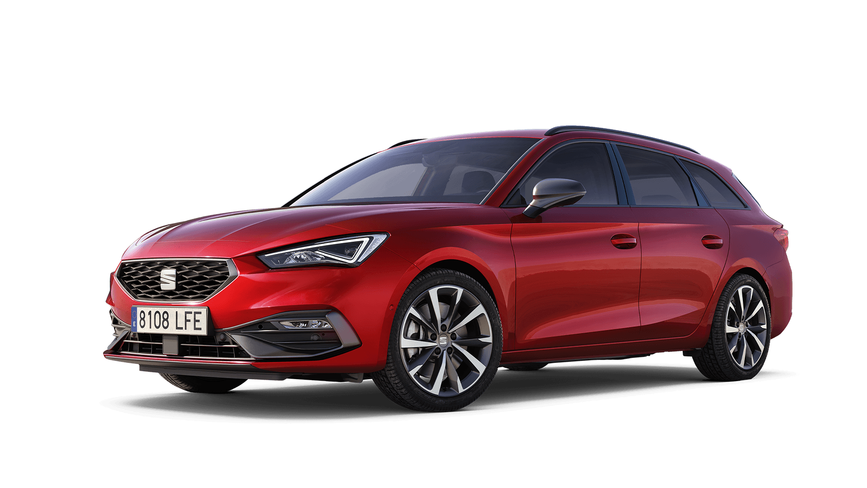 Vue de trois quarts d’un break familial SEAT Leon Sportstourer FR rouge sur un fond blanc uni. 