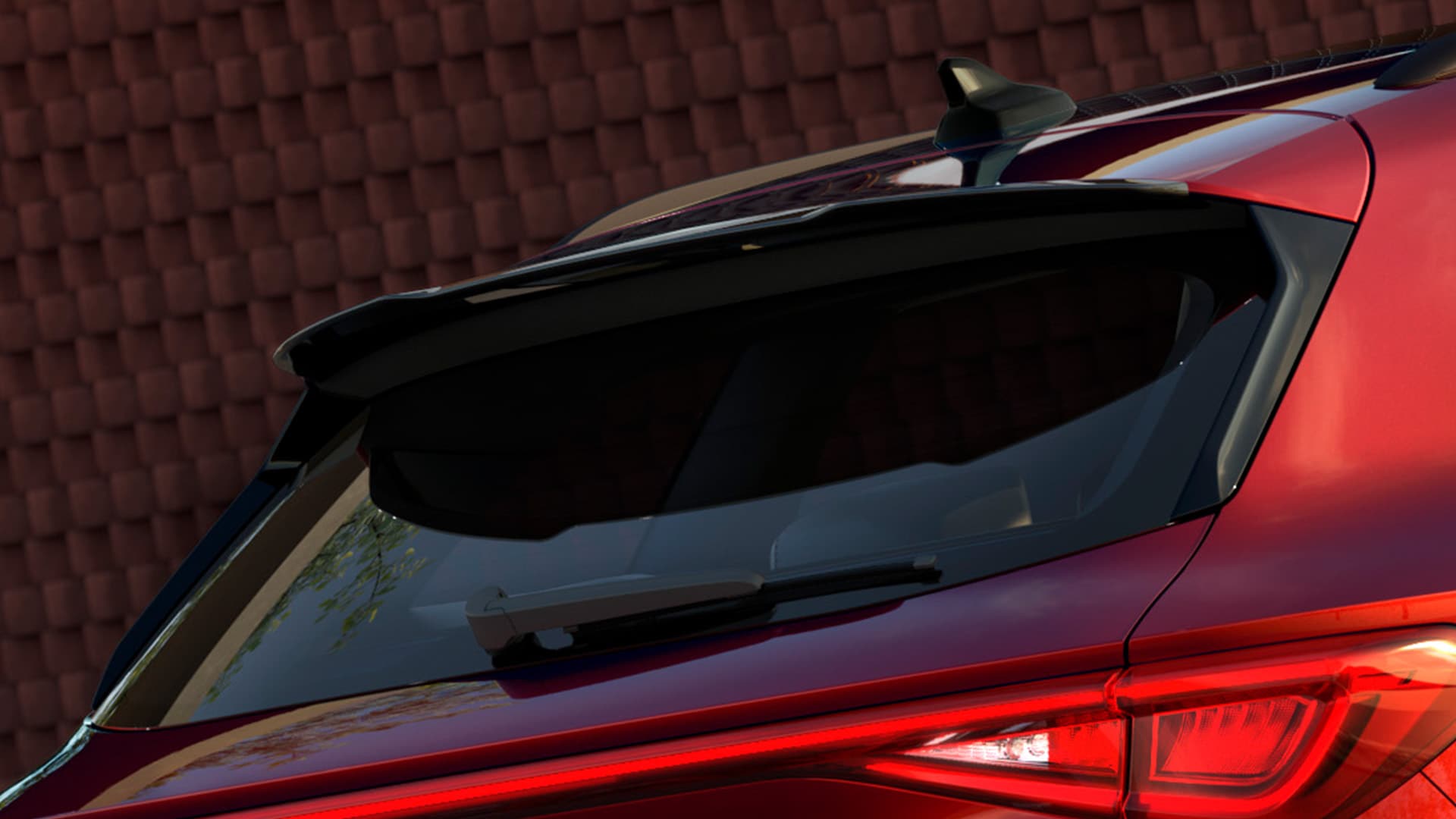 Becquet de toit noir sur la SEAT Leon FR.