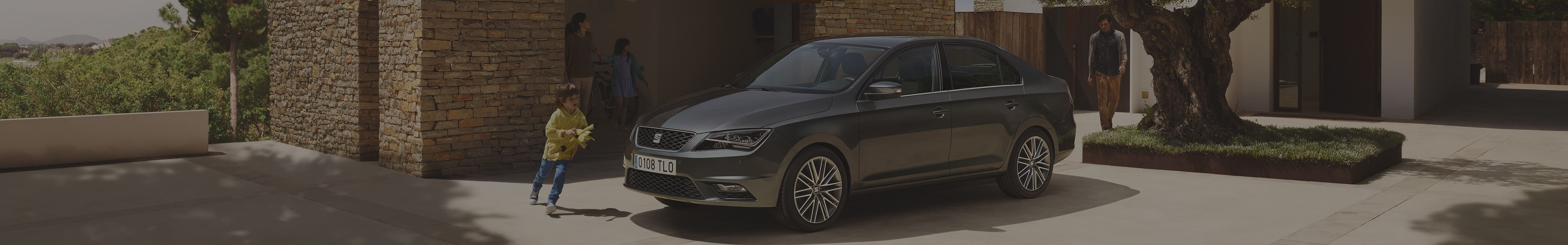 enfant qui court devant la seat toledo