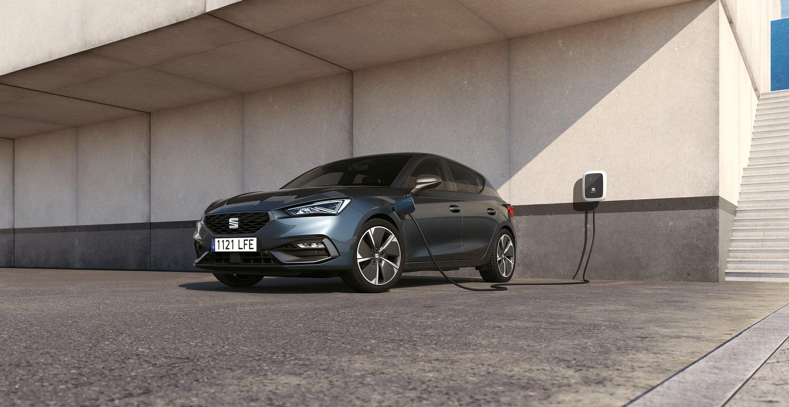 SEAT leon hybride avec chargeur offre pour les professionnels