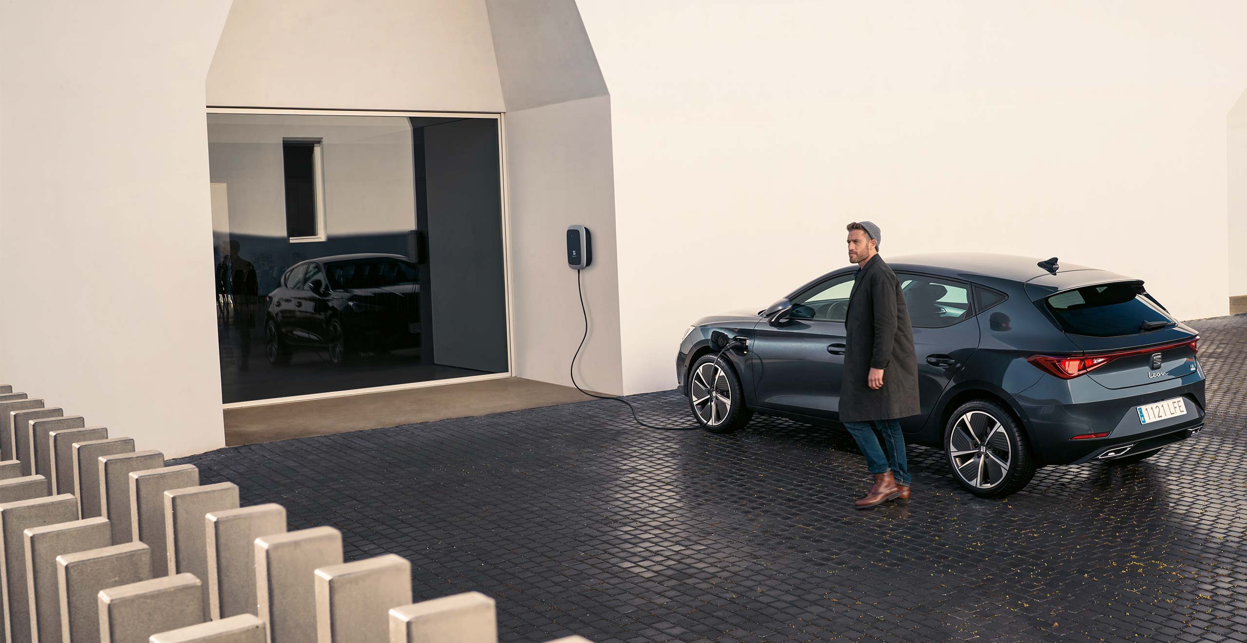 Homme avec nouveau SEAT Chargeur à domicile
